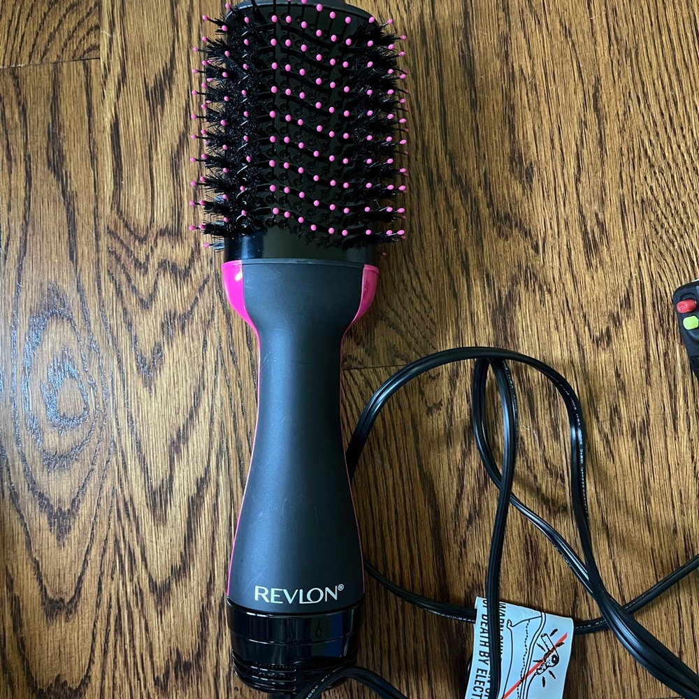 Revlon Hot Air Brush and Travel Case.